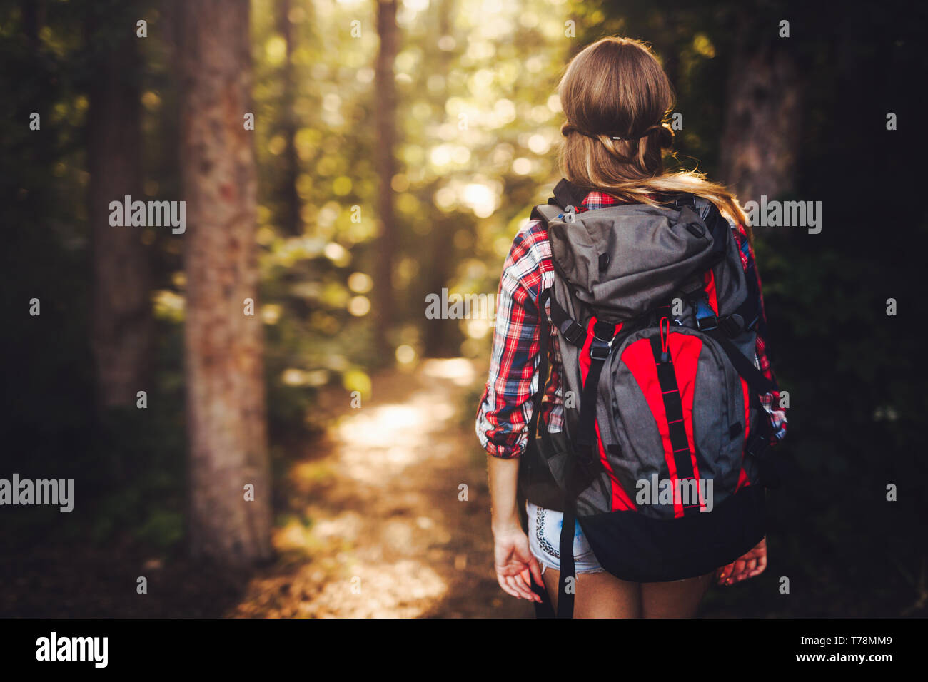 Frau wanderausflug wald -Fotos und -Bildmaterial in hoher Auflösung – Alamy