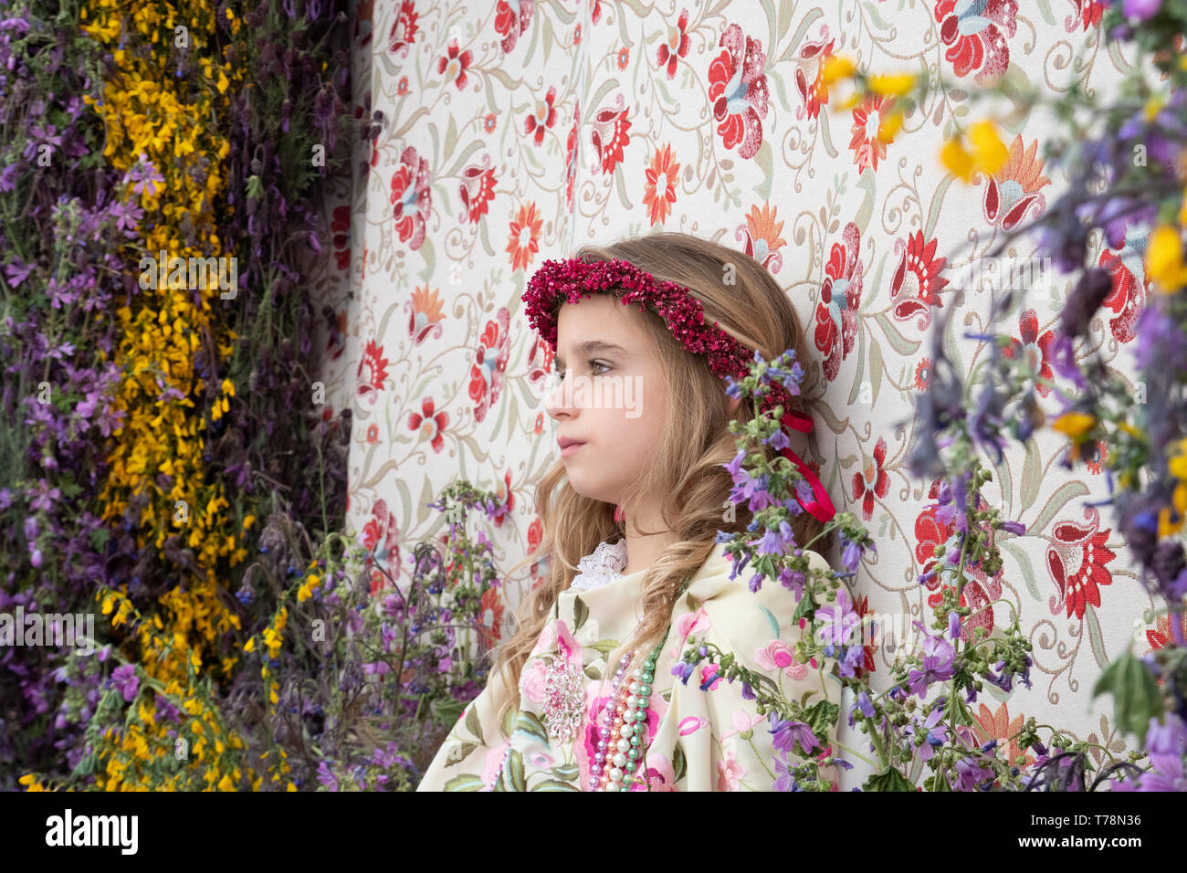 Madrid, Spanien. 5 Mai, 2019. Porträt des 'Maya' Sara sitzen auf ihren Altar umgeben von Lavendel, Thymian und anderen wilden Blumen. Stockfoto