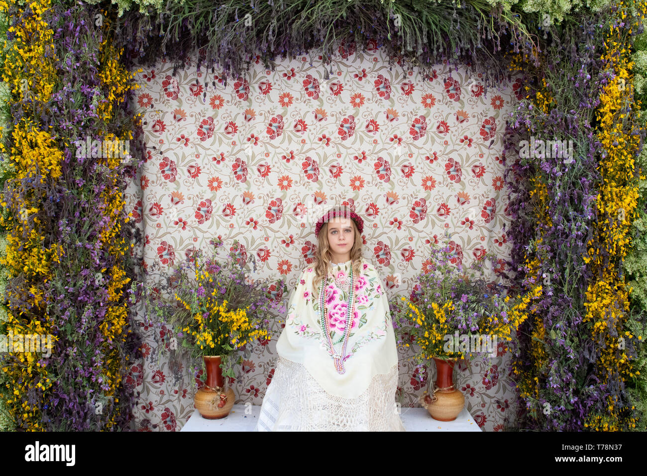 Madrid, Spanien. 5 Mai, 2019. Porträt des 'Maya' Sara sitzen auf ihren Altar umgeben von Lavendel, Thymian und anderen wilden Blumen. Stockfoto