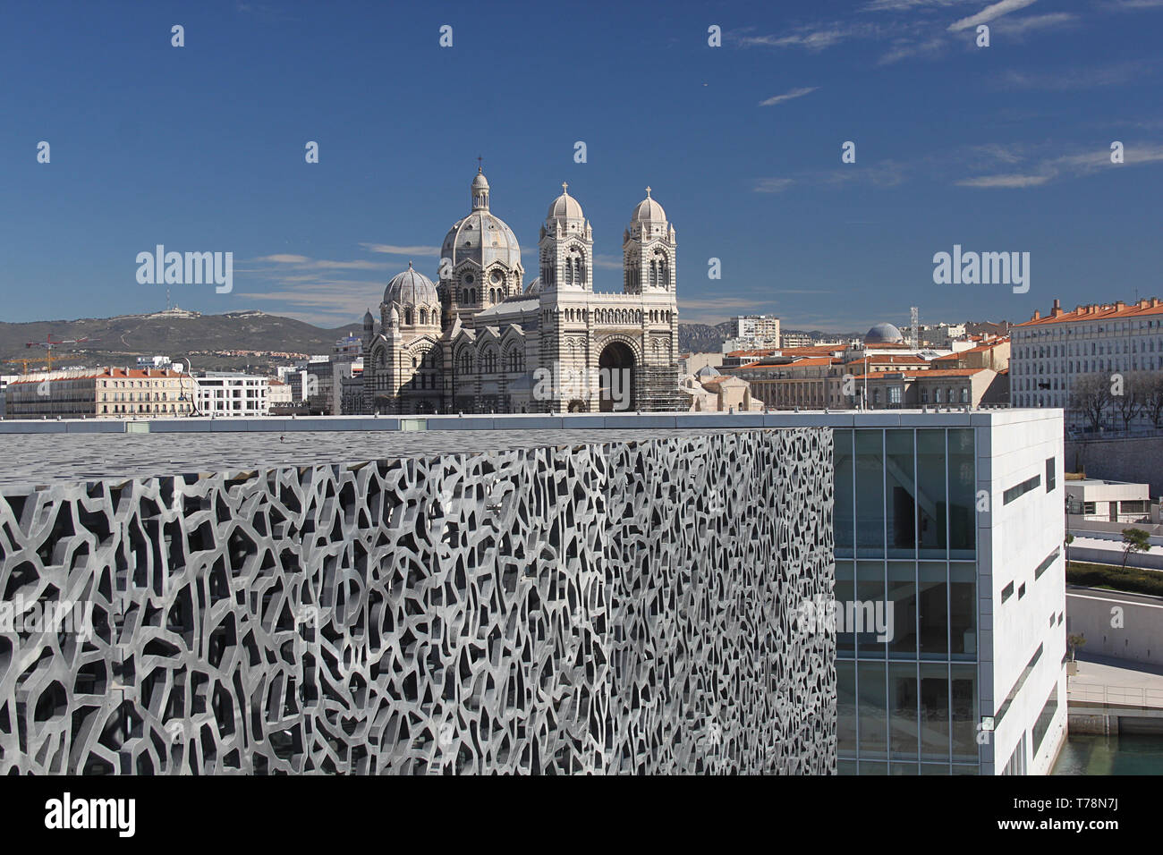 Ein Blick auf Marseille's Kathedrale Sainte-Marie-Majeure mit dem neuen MuCEM Gebäude im Vordergrund. Stockfoto