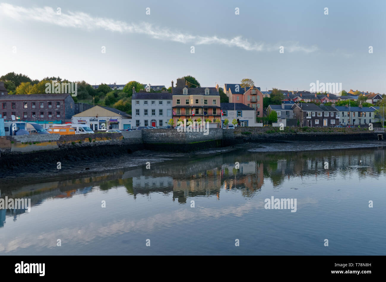 Farbenfrohe Gebäude und Reflexionen in den Fluss Bandon, Kinsale, County Cork, Irland in der späten Nachmittagssonne Stockfoto