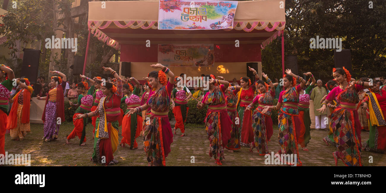 Feder, Festival, einladend, Tanz, Musik, Gesang, von Damen, in bunten, Kleid, Golf Grün, Park, Kolkata, Indien, Stockfoto