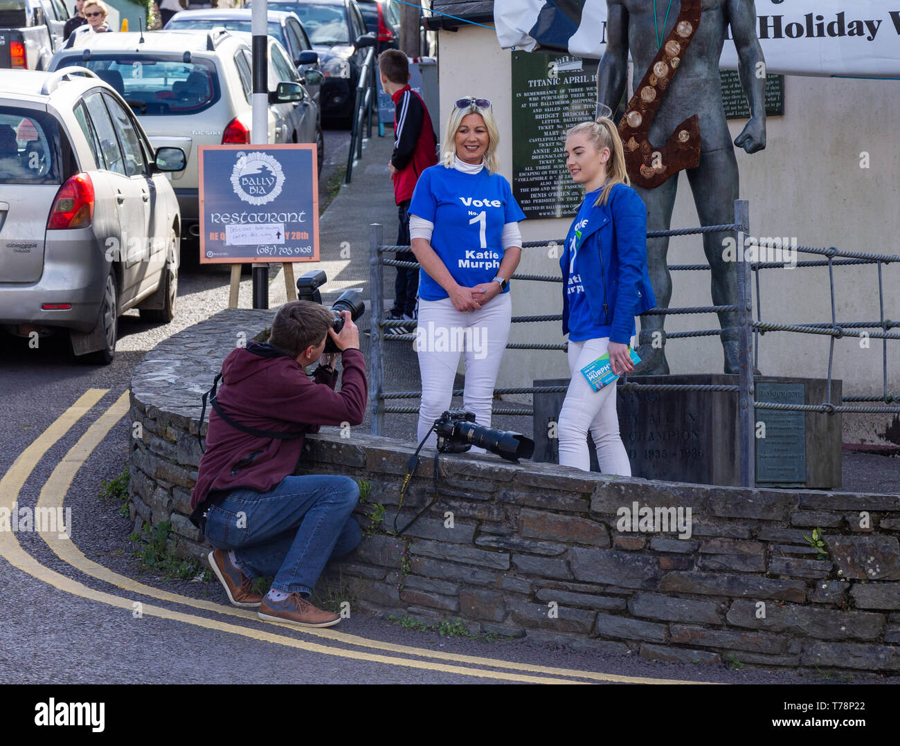 Weibliche Kandidatin bei einer Wahl in Irland, die von fotografiert wird Der Pressefotograf Stockfoto