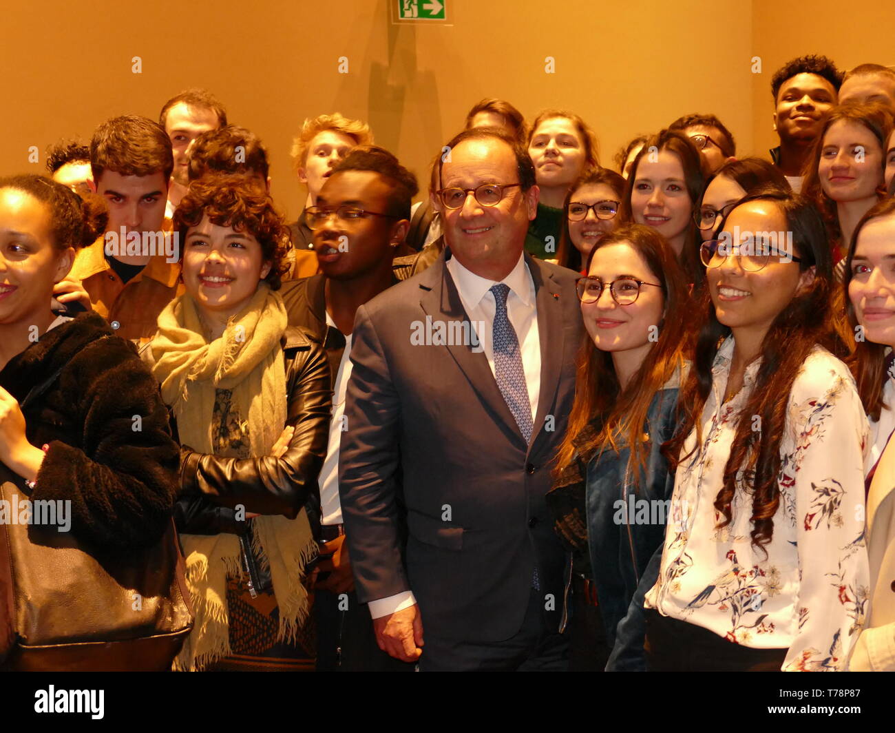 François Hollande ein lancé Sohn Einladung sur Twitter le 24 février Chers lycéens Et si je venais vous Parler d'Europe Ce fut Un grand succès Stockfoto