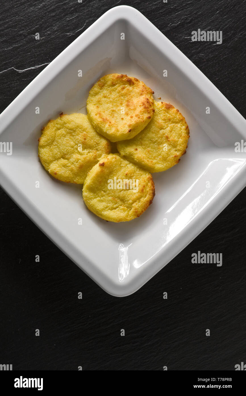 Piatto di Gnocchi alla romana. [ENG] eine Platte von "gnocchi alla romana' (eine Art von typisch italienischen ersten Kurs). Stockfoto