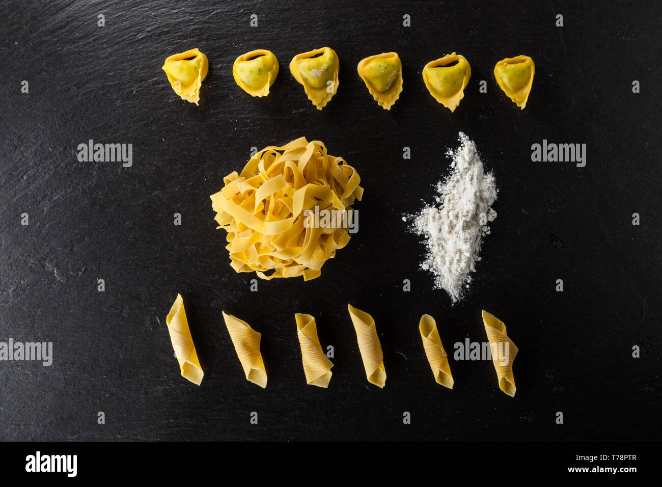 Piatto di Tagliatelle, tortelloni e Garganelli crudi e Farina. [ENG] eine Platte von raw Tagliatelle und garganelli (Art der typisch italienische Pasta), Torte Stockfoto