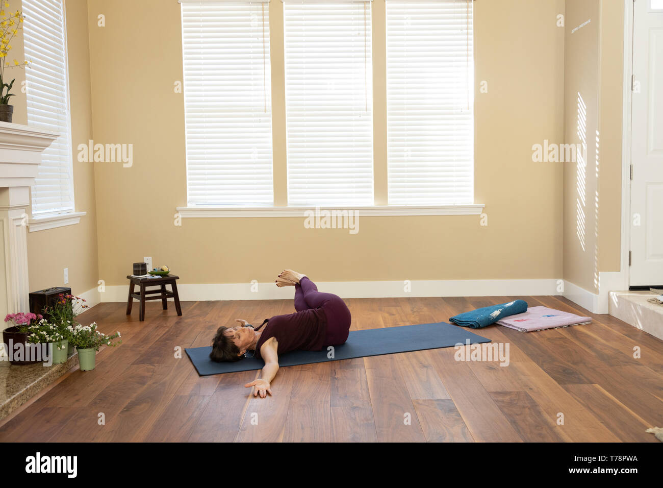 Yoga in Rückenlage Twist deep links Stockfoto