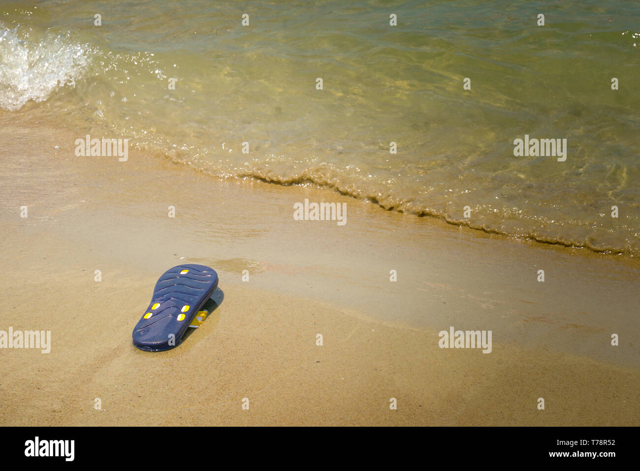 Sandale am Strand Hintergrund mit Wellen und Kopie Raum Stockfoto