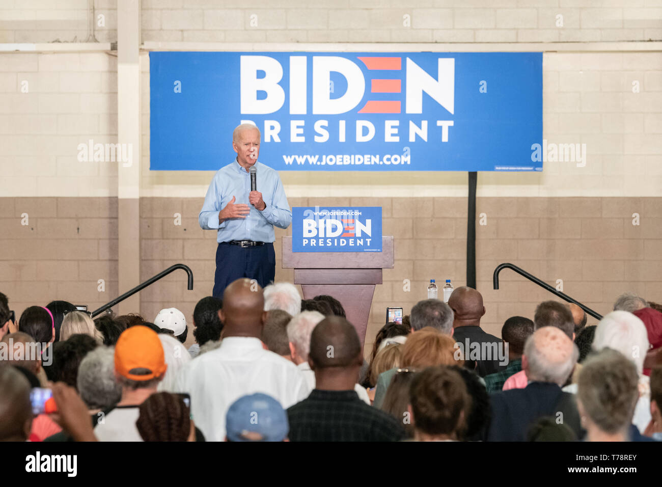 Columbia, South Carolina USA - Mai 4, 2019: 2020 Präsidentschaftskandidaten Joe Biden (D) spricht mit potenziellen Anhänger an einer Kampagne Anschlag in Kolumbien. Stockfoto