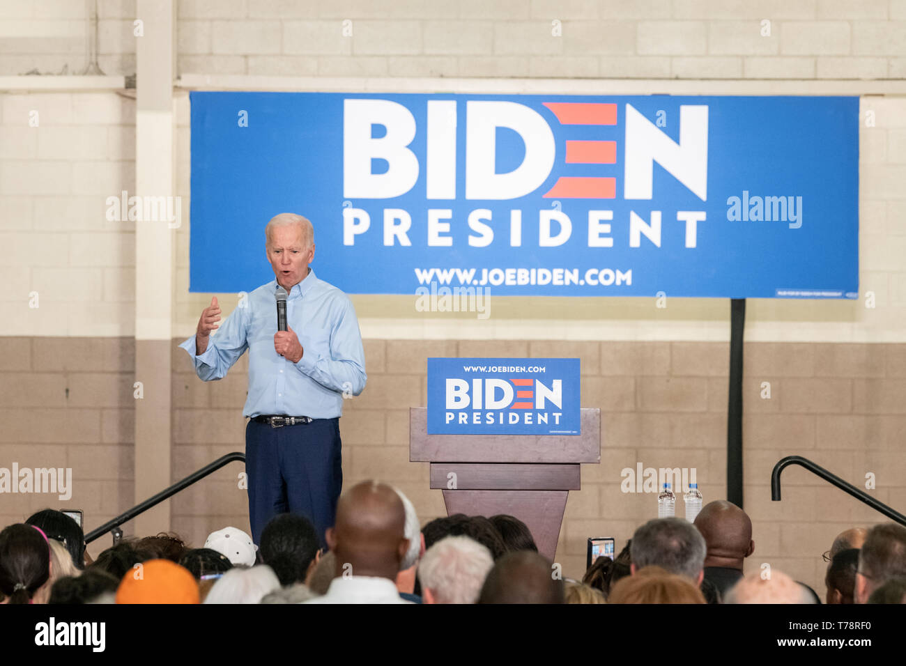 Columbia, South Carolina USA - Mai 4, 2019: 2020 Präsidentschaftskandidaten Joe Biden (D) spricht mit potenziellen Anhänger an einer Kampagne Anschlag in Kolumbien. Stockfoto