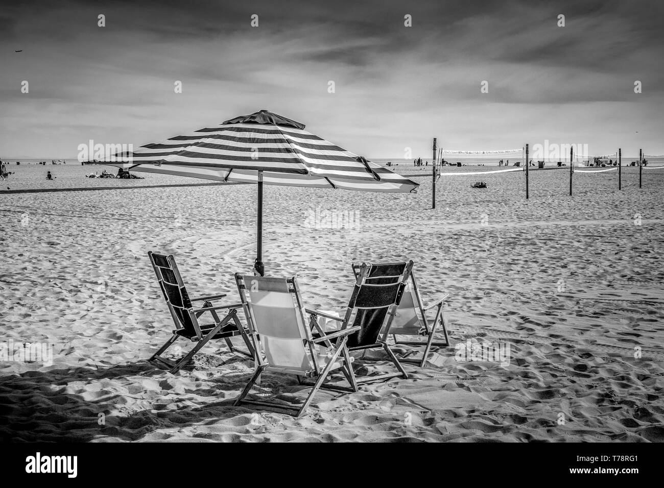 Sonnenschirm und Liegen am Strand Stockfoto
