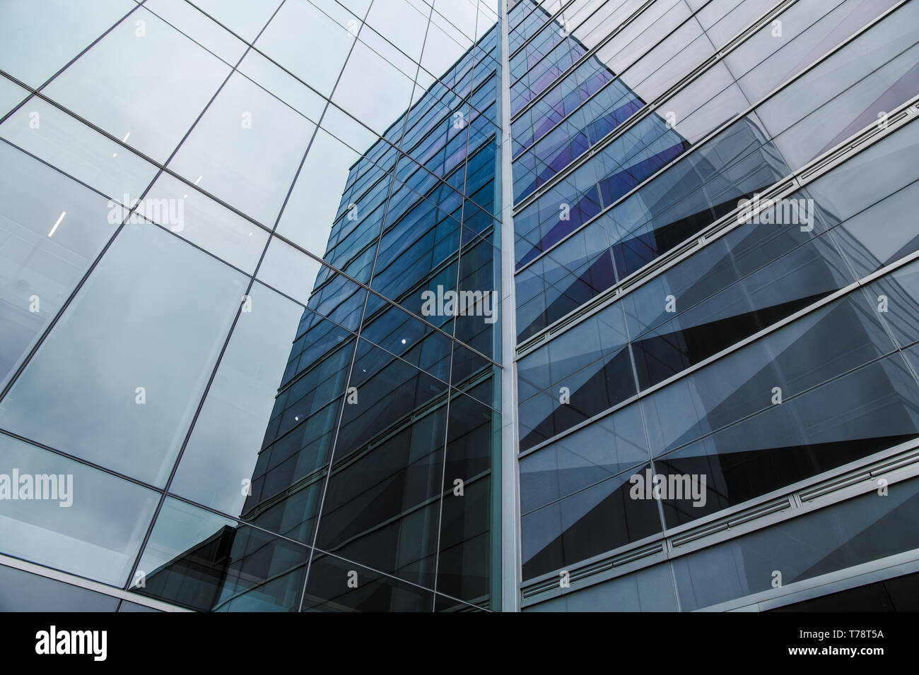 Ein Blick auf einige Wände aus Glas auf dem Gebäude und Reflexionen. Waterloo Engineering School, Kanada. Stockfoto