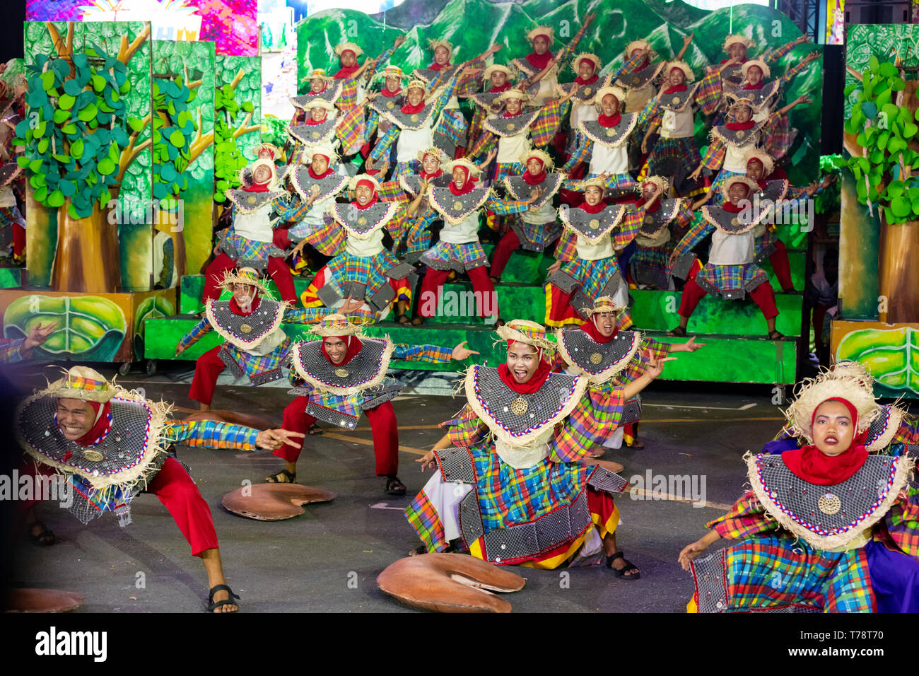 Street Dance Festival in Philippinen, bunten Kostümen und viele Tänzer konkurrieren für Preise Stockfoto