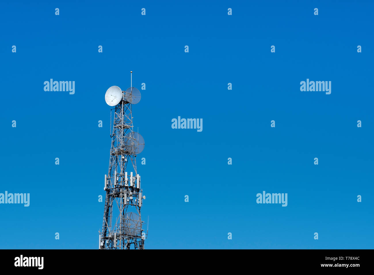 Sendeturm vor einem strahlend blauen Himmel Stockfoto