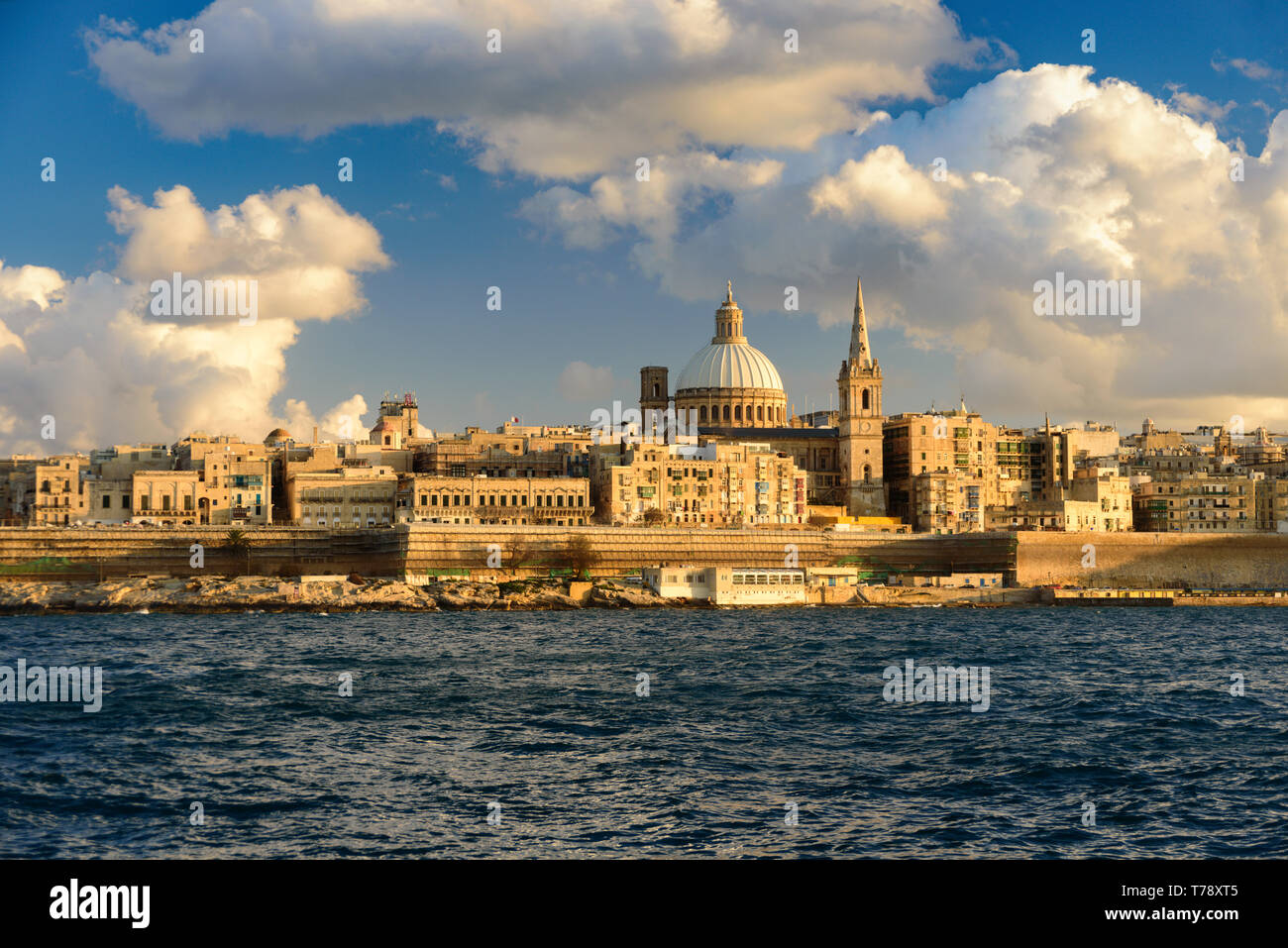 Klassische Postkarte Blick auf die Basilika Unserer Lieben Frau vom Berg Karmel und St Paul's Pro-Cathedral. Valletta, Malta. Himmel mit wunderschönen Wolken, Sonnenschein Stockfoto