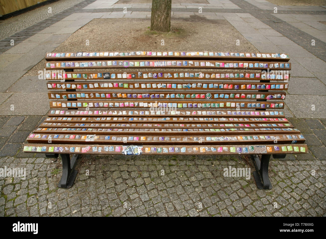 Bank aus Holz mit vielen multi-farbige Sticker für das Deutsche Historische Museum (DHM), Berlin, Deutschland. Stockfoto
