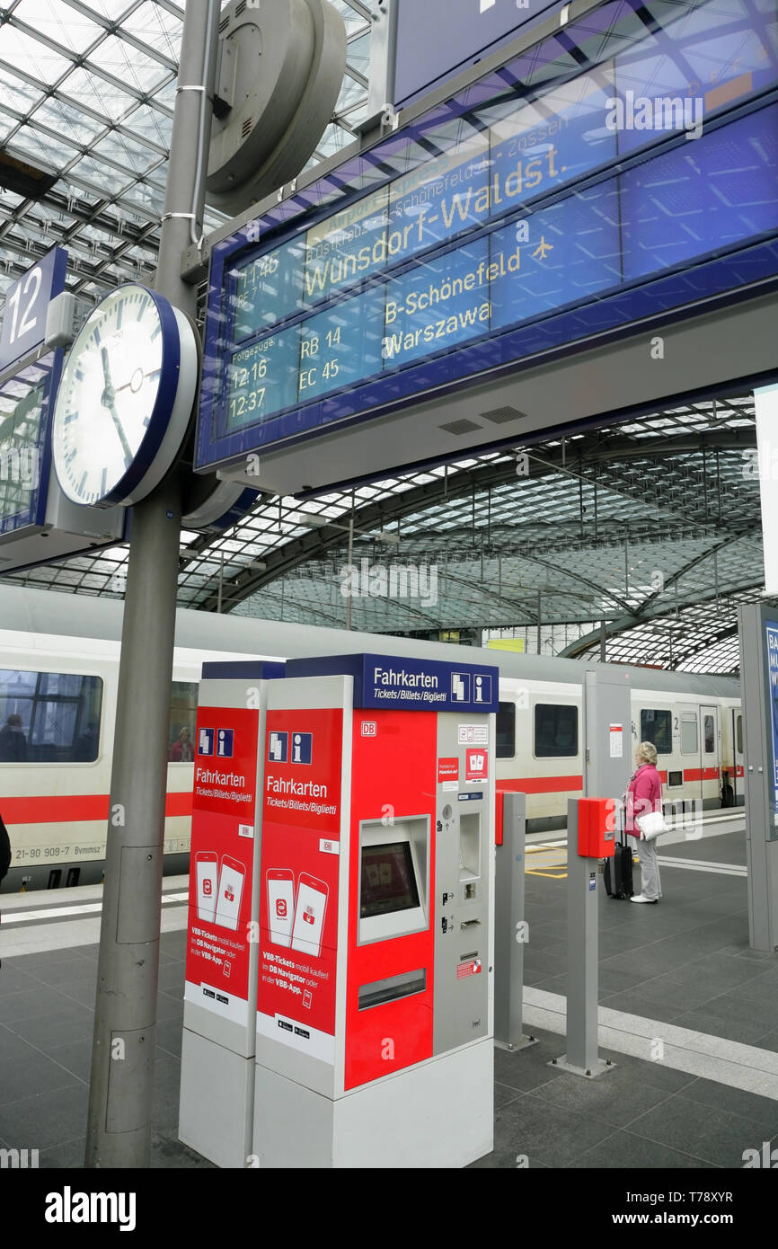 Self-service-Automaten und Zug Infotafeln am Hauptbahnhof, Berlin