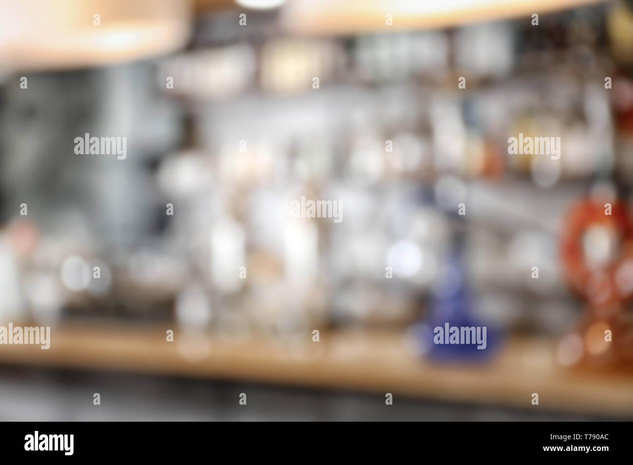 Unscharfer Blick auf Theke in der modernen Cafe Stockfoto