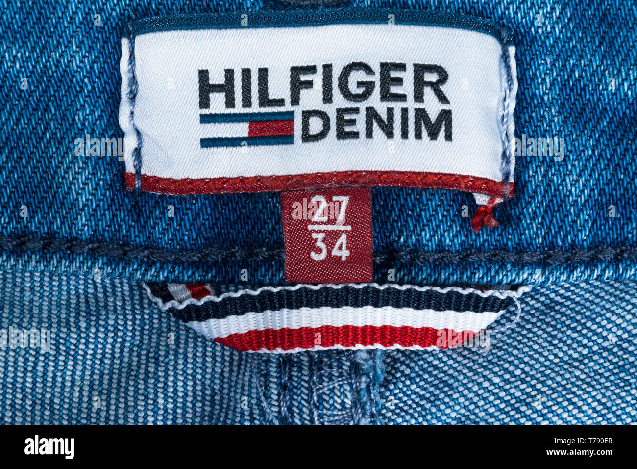 Sankt-Petersburg, Russland, 9. Oktober 2017: Nahaufnahme von Tommy Hilfiger  Label auf blauen Jeans. Tommy Hilfiger ist Lifestyle Marke. Hilfiger Denim.  Tommy Hil Stockfotografie - Alamy