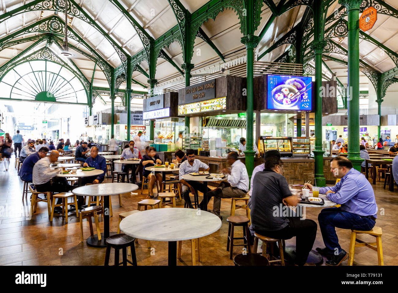 Menschen essen mittags Essen im Lau Pa Sat Festival Market, Singapur, Südostasien Stockfoto