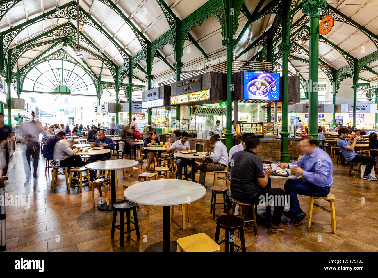 Menschen essen mittags Essen im Lau Pa Sat Festival Market, Singapur, Südostasien Stockfoto
