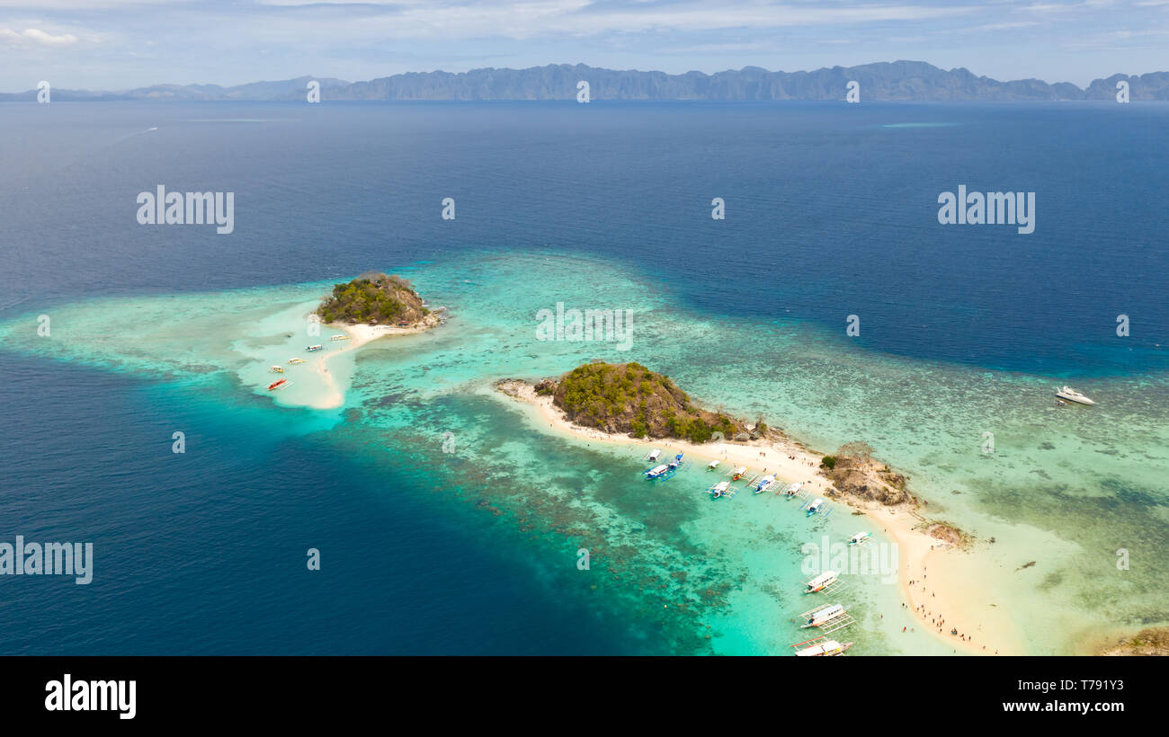 Kleine torpic Insel mit weißem Sandstrand, Ansicht von oben. Inseln Bulog Dos. Touristische Routen von den Philippinen. Stockfoto