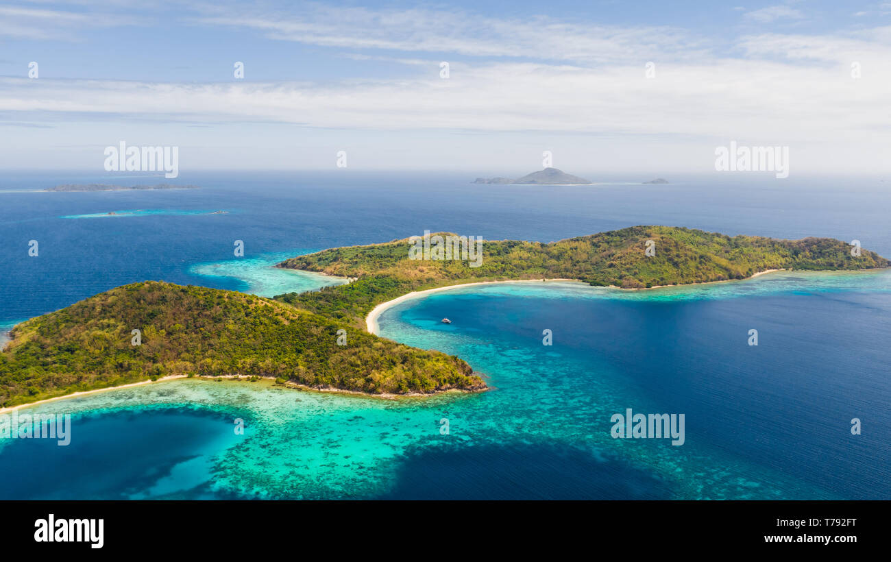 Inseln des Malaiischen Archipels. Tropischen Inseln, die bei gutem Wetter, Blick von oben. Stockfoto