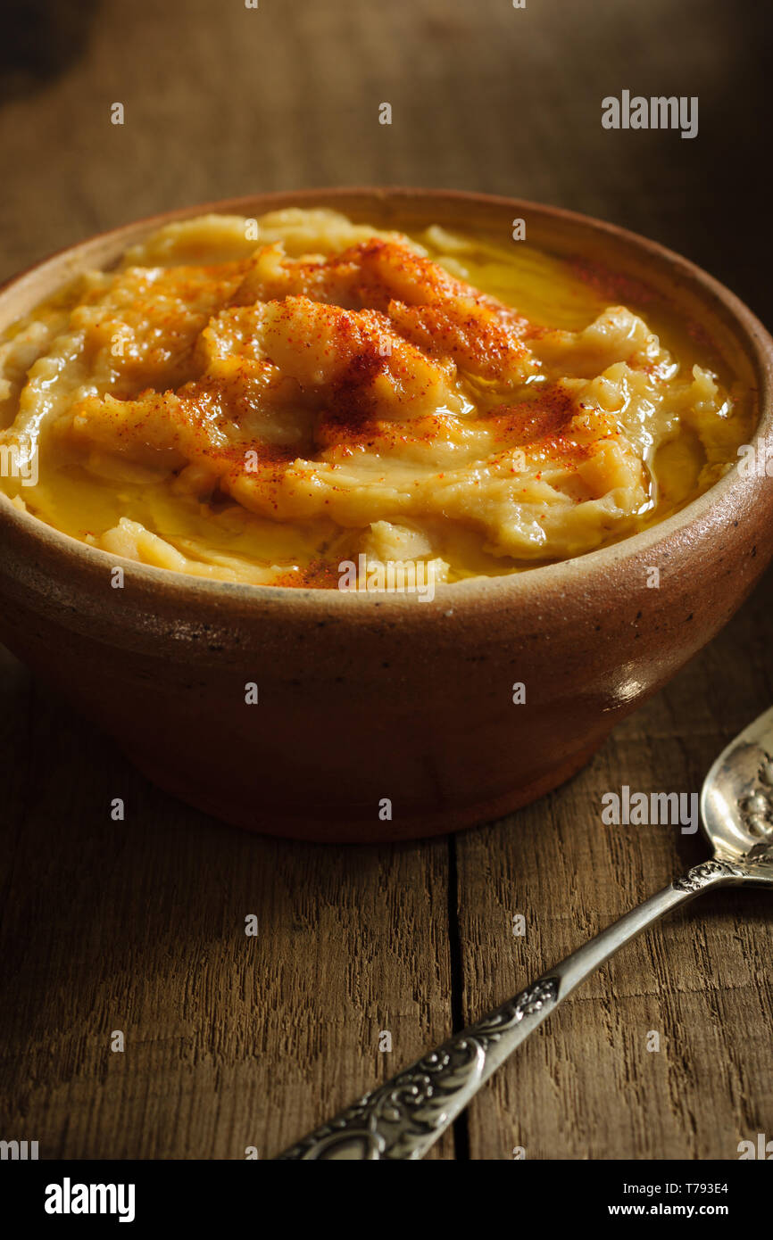 Griechische Fava ein traditionelles herzhaftes Gericht aus gelben Erbsen mit Zwiebeln und Knoblauch Olivenöl und Paprikapulver Stockfoto
