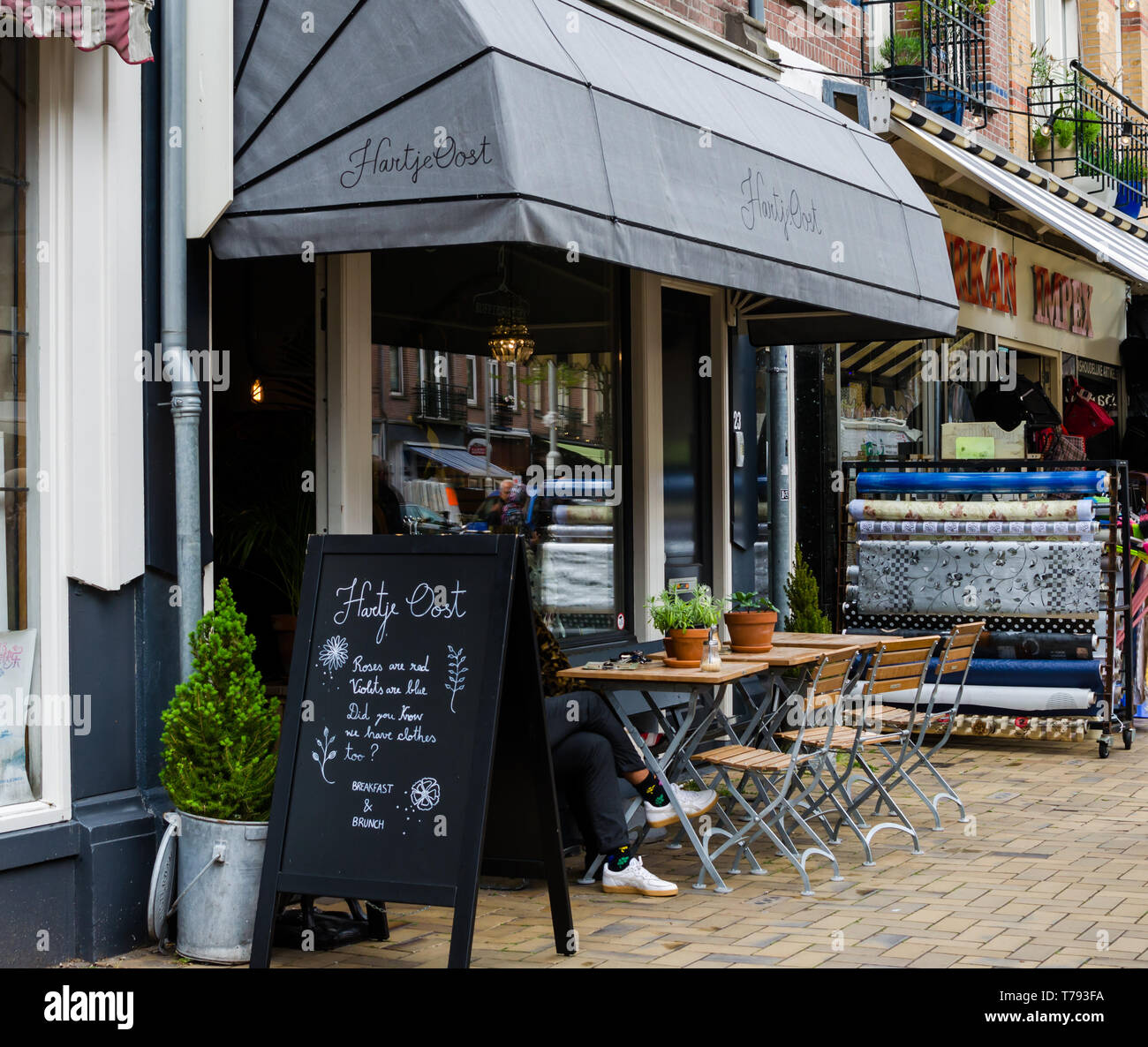 Cafe' Hartje Oost' in Javastraat Straße, Amsterdam, Niederlande. Außerhalb der Blick auf die Straße. Stockfoto
