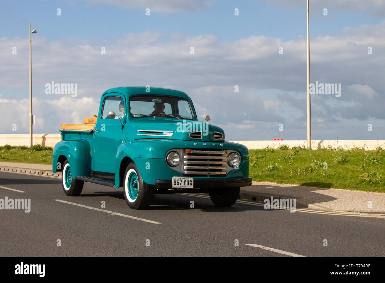 1949 40s 3900cc Blue American LCV Ford Benzinkraftwagen auf der Cleveleys Spring Car Show in Jubilee Gardens. Ein neuer Standort für USA Oldtimer, Veteran, Retro Sammlerstück, restauriert, geschätzte alte Timer, Heritage Event, Oldtimer, Automobilausstellung der Blackpool Vehicle Preservation Group (BVPG). Blue Ford Truck auf der Cleveleys Spring Car Show in Jubilee Gardens 2019. Eine neue Location für ausländische Oldtimer, Veteranen, Retro-Sammlerstücke, restaurierte, geschätzte Oldtimer, Heritage Event, Oldtimer, Automobilausstellung der Blackpool Vehicle Preservation Group (BVPG). Stockfoto