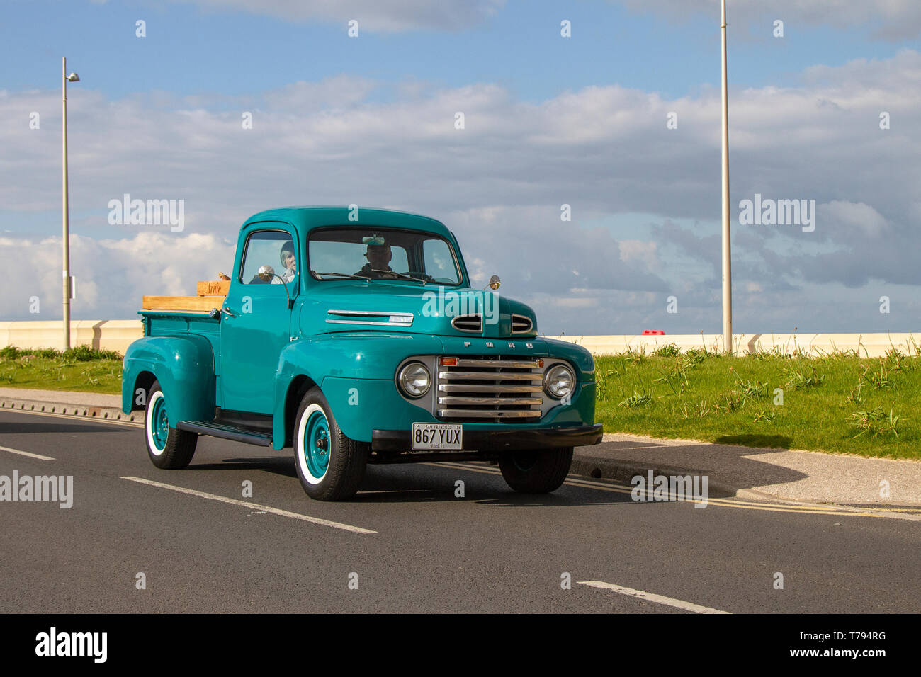 1949 40s 3900cc Blue American LCV Ford Benzinkraftwagen auf der Cleveleys Spring Car Show in Jubilee Gardens im Jahr 2019. Ein neuer Standort für USA Oldtimer, Veteran, retro collectibile, restauriert, geschätzt alten Timern, Heritage Event, Oldtimer, Automobilausstellung der Blackpool Vehicle Preservation Group (BVPG) Blue Ford Truck auf der Cleveleys Spring Car Show in Jubilee Gardens . Eine neue Location für ausländische Oldtimer, Veteranen, Retro-Sammlerstücke, restaurierte, geschätzte Oldtimer, Heritage Event, Oldtimer, Automobilausstellung der Blackpool Vehicle Preservation Group (BVPG). Stockfoto