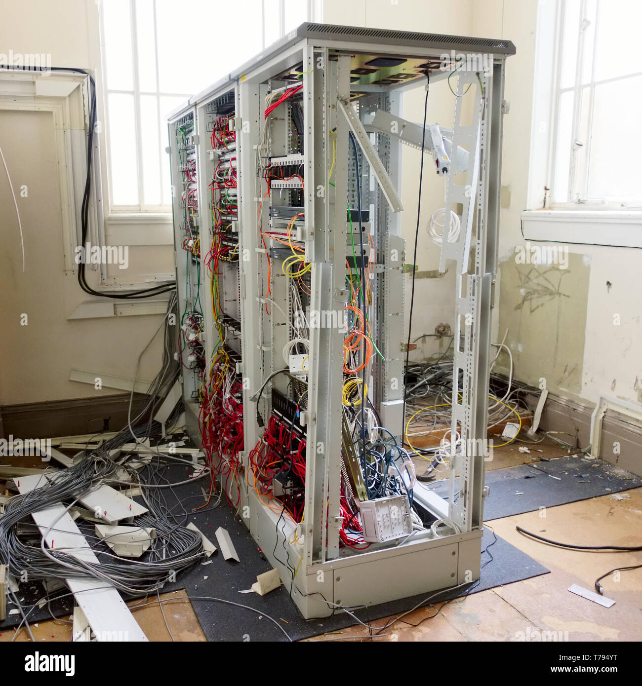 Server frame hardware Rack und lose Kabel in der Kommunikation Raum entfernt in verlassenen Bürogebäude Stockfoto