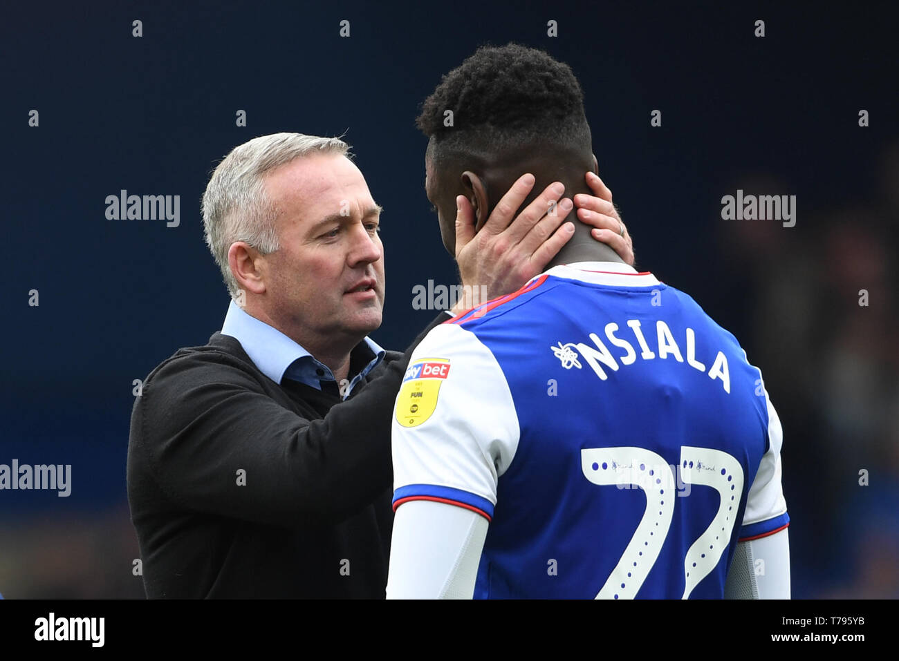 Ipswich Town Manager Paul Lambert (links) und Toto Nsiala während der Sky Bet Meisterschaft am Portman Road, Ipswich. Stockfoto