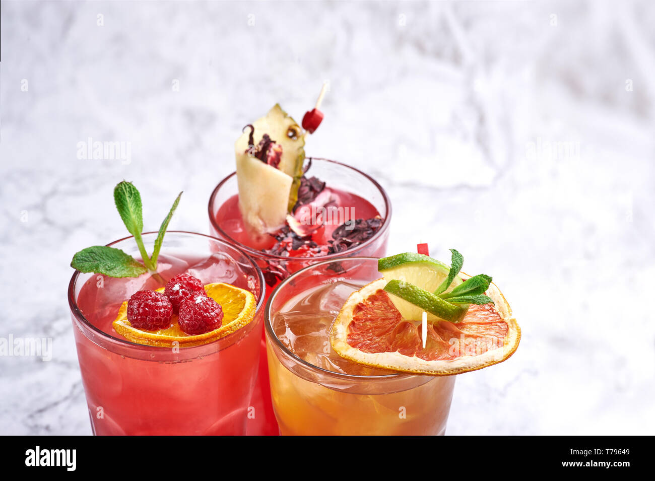 Sommer frische Cocktails Konzept. orange und rot Alkohol Getränke aus der  Nähe. köstliche Frucht Dekoration. Kopieren Sie Platz. Weißer Hintergrund  Stockfotografie - Alamy