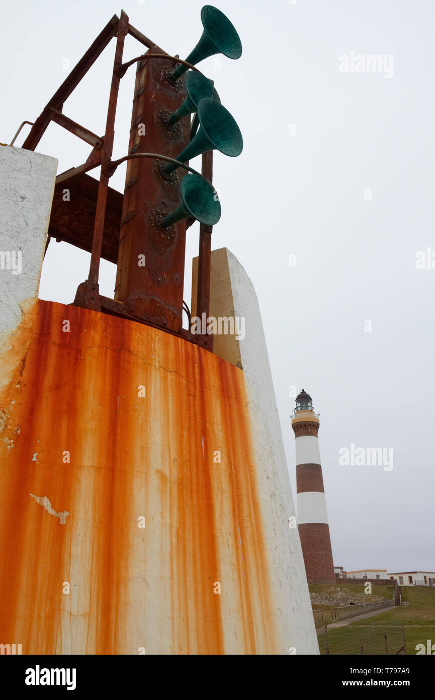 Dennis Head Lighthouse und alten Nebelhorn, North Ronaldsay, Orkney Stockfoto