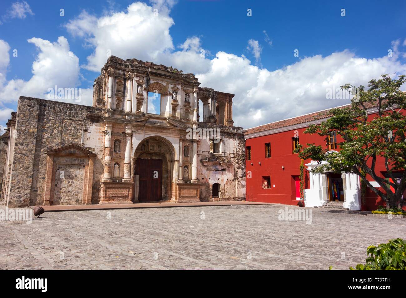 Spanische Kolonialarchitektur Ruinen und Innenhof vor der ibero-amerikanischen Zentrum für spanische Zusammenarbeit in der Alten Stadt Antigua Guatemala Stockfoto