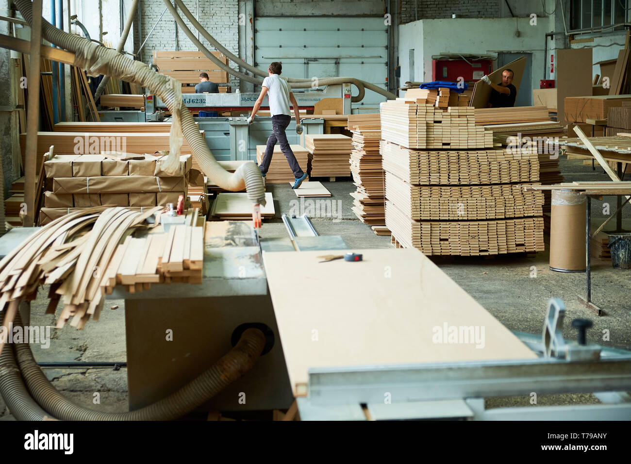 Holz Tür Fräsen, Innentüren Produktion 4k Stockfotografie - Alamy