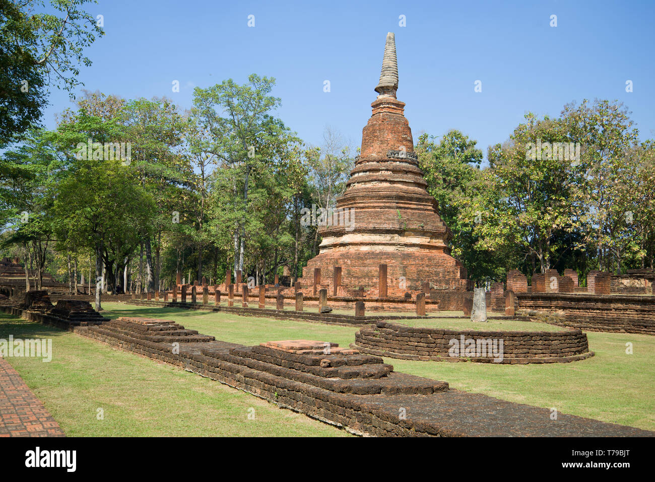 Alten stupa auf den Ruinen des buddhistischen Tempel von Wat Phra That. Kamphaeng Phet, Thailand Stockfoto
