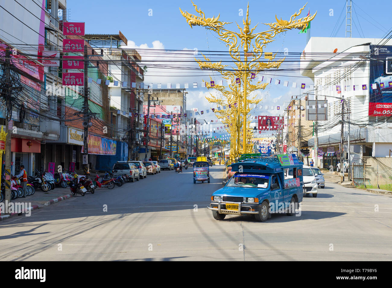 CHIANG RAI, THAILAND - Dezember 15, 2018: Blau Sontego auf einer Straße der Stadt an einem sonnigen Tag Stockfoto