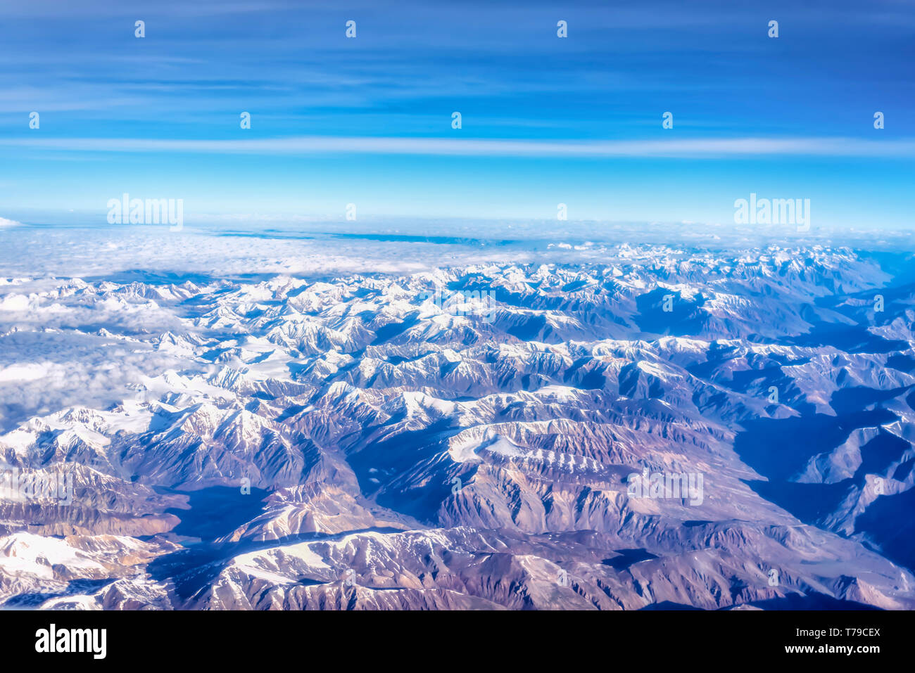Monsunwolken langsam über den Zanskar Gebirge der trans Himalaya in Jammu und Kaschmir, Indien. Die Auswahl wirkt als klimatische Barriere. Stockfoto