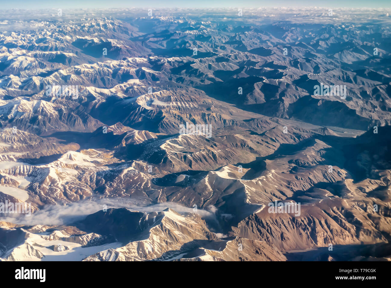 Luftaufnahme der kargen Zanskar Gebirge der trans Himalaya in Indien. Äußere Bands des Monsuns Wolken sichtbar ist unten links im Bild. Stockfoto