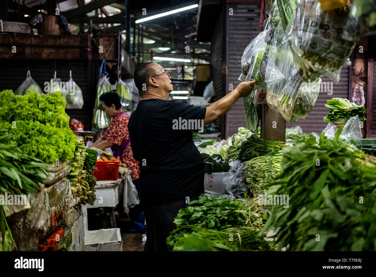 Bangkok, Thailand - 05. September 2018: pflanzliche Verkäufer am Khlong Toey Marktes Stockfoto