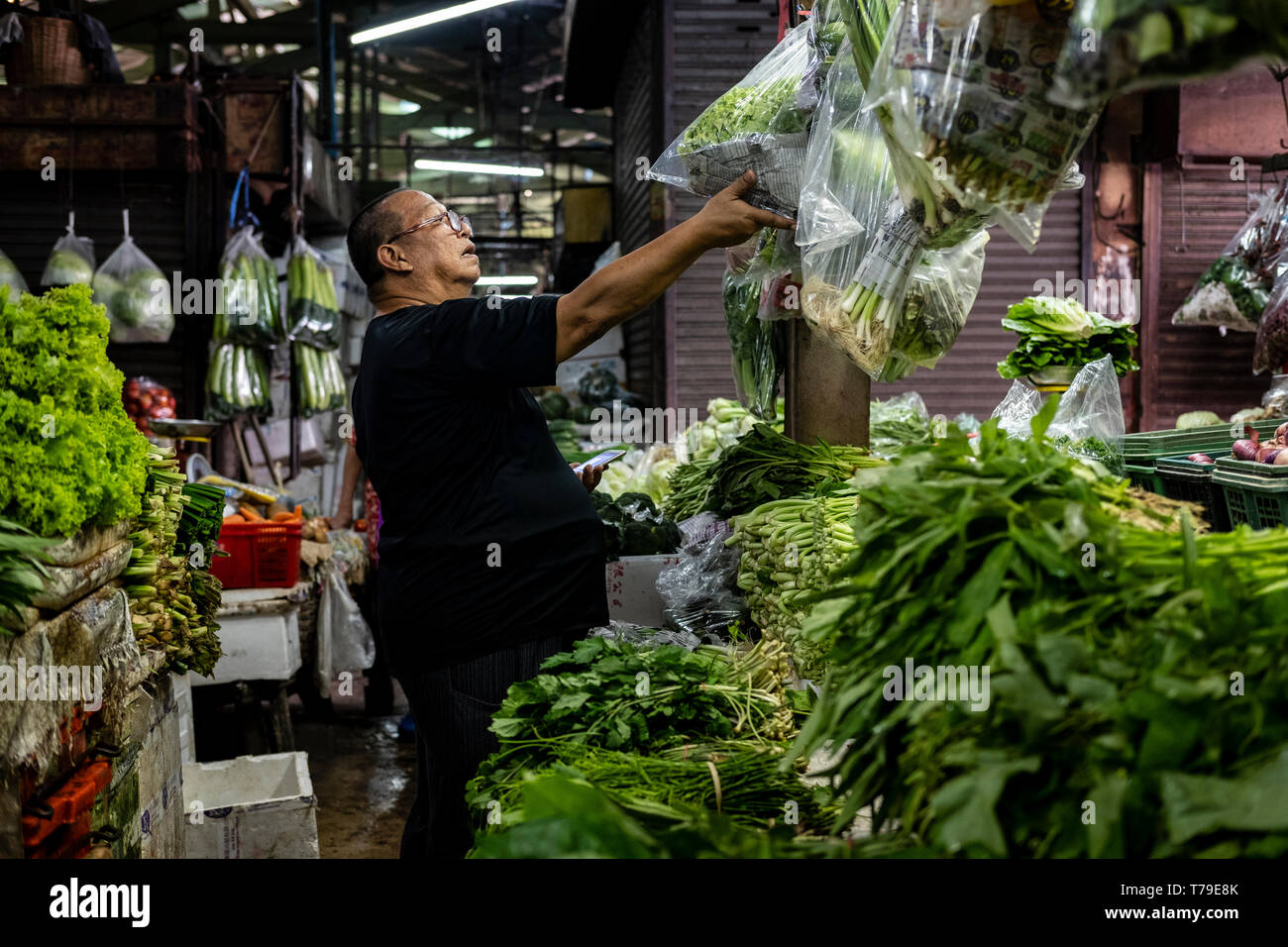 Bangkok, Thailand - 05. September 2018: pflanzliche Verkäufer am Khlong Toey Marktes Stockfoto