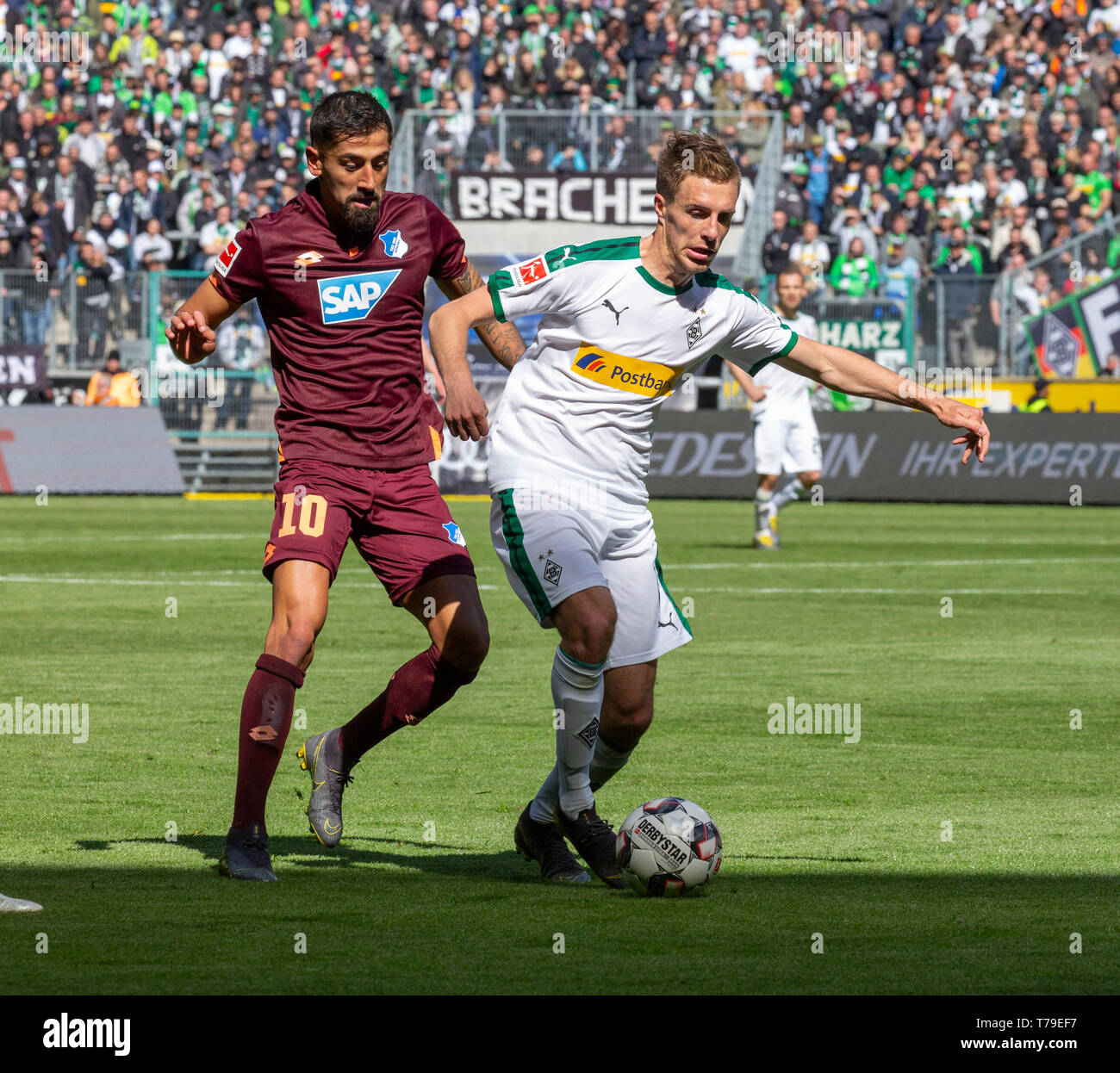 Sport, Fußball, Bundesliga, 2018/2019, Borussia Mönchengladbach vs TSG 1899 Hoffenheim 2-2, Stadion Borussia Park, Szene des Spiels, Patrick Herrmann (MG) in Ballbesitz, links Kerem Demirbay (TSG), DFL-Bestimmungen verbieten die Verwendung von Fotografien als BILDSEQUENZEN UND/ODER QUASI-VIDEO Stockfoto