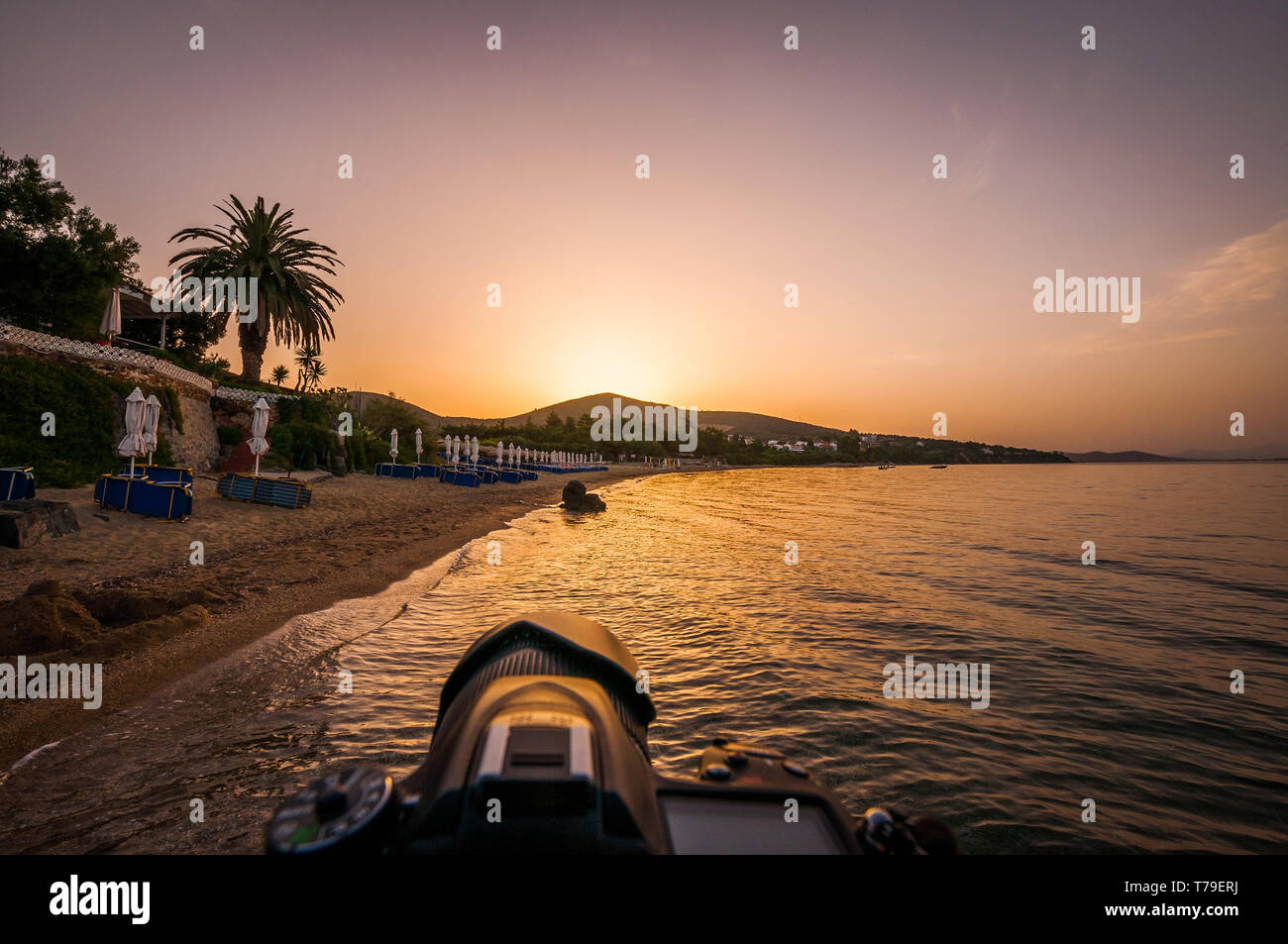 Paralia Gerakinis, Sithonia, Chalkidiki, Griechenland - 29. Juni 2014: Die Nikon D7100 ist auf einem Stativ Vanguard Alta PRO und ein großes tele-objektiv Sigma 1. Stockfoto