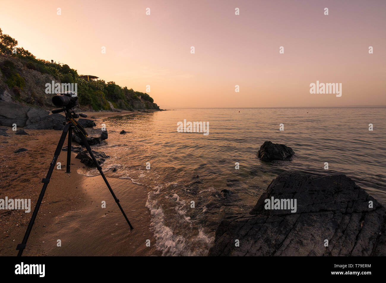 Paralia Gerakinis, Sithonia, Chalkidiki, Griechenland - 29. Juni 2014: Die Nikon D7100 ist auf einem Stativ Vanguard Alta PRO und ein großes tele-objektiv Sigma 1. Stockfoto