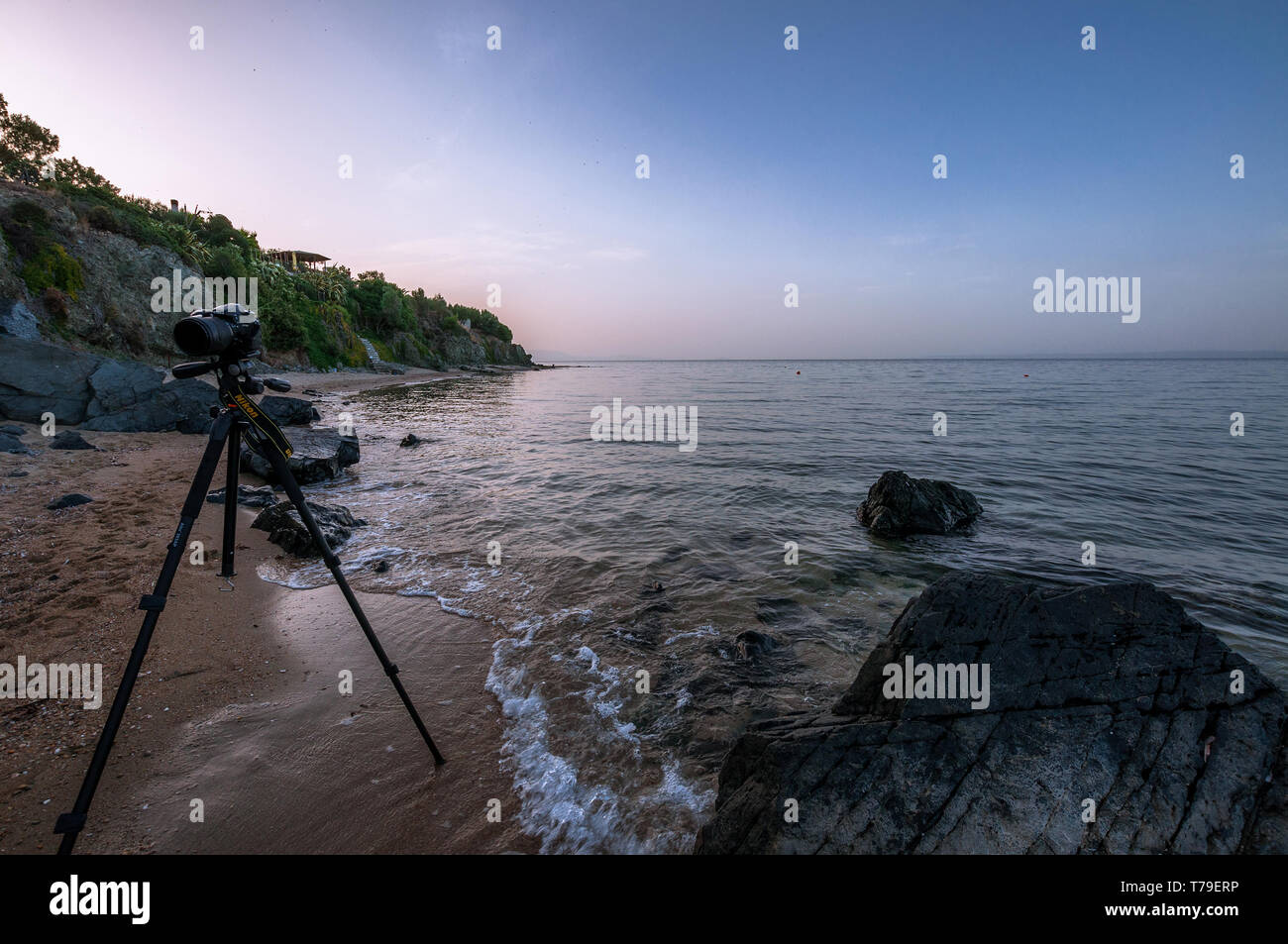 Paralia Gerakinis, Sithonia, Chalkidiki, Griechenland - 29. Juni 2014: Die Nikon D7100 ist auf einem Stativ Vanguard Alta PRO und ein großes tele-objektiv Sigma 1. Stockfoto