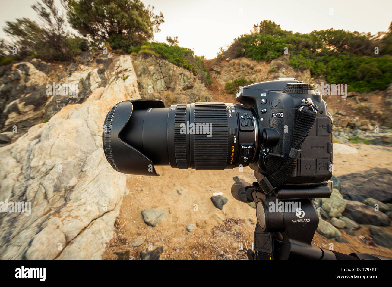 Paralia Gerakinis, Sithonia, Chalkidiki, Griechenland - 29. Juni 2014: Die Nikon D7100 ist auf einem Stativ Vanguard Alta PRO und ein großes tele-objektiv Sigma 1. Stockfoto