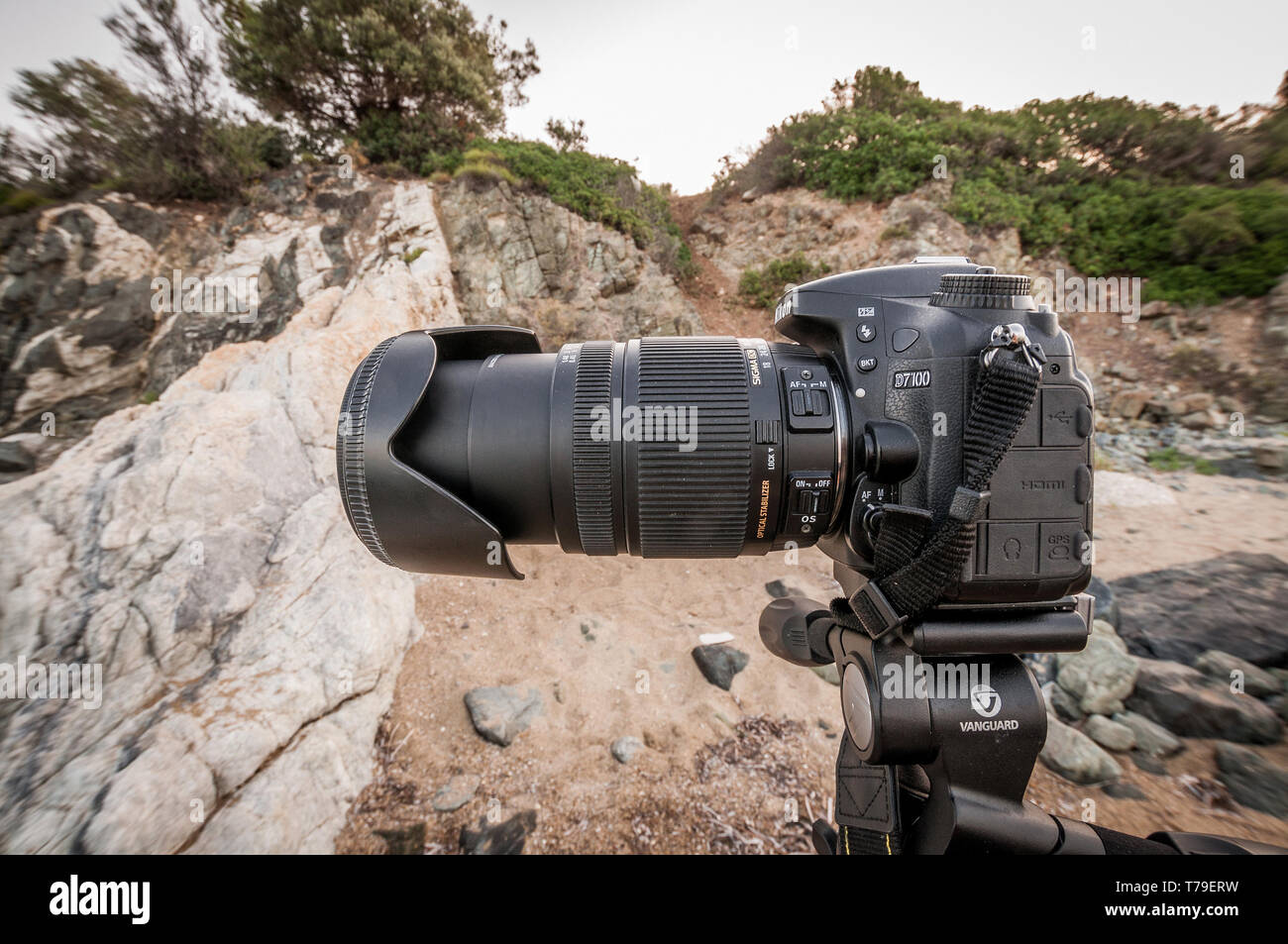 Paralia Gerakinis, Sithonia, Chalkidiki, Griechenland - 29. Juni 2014: Die Nikon D7100 ist auf einem Stativ Vanguard Alta PRO und ein großes tele-objektiv Sigma 1. Stockfoto