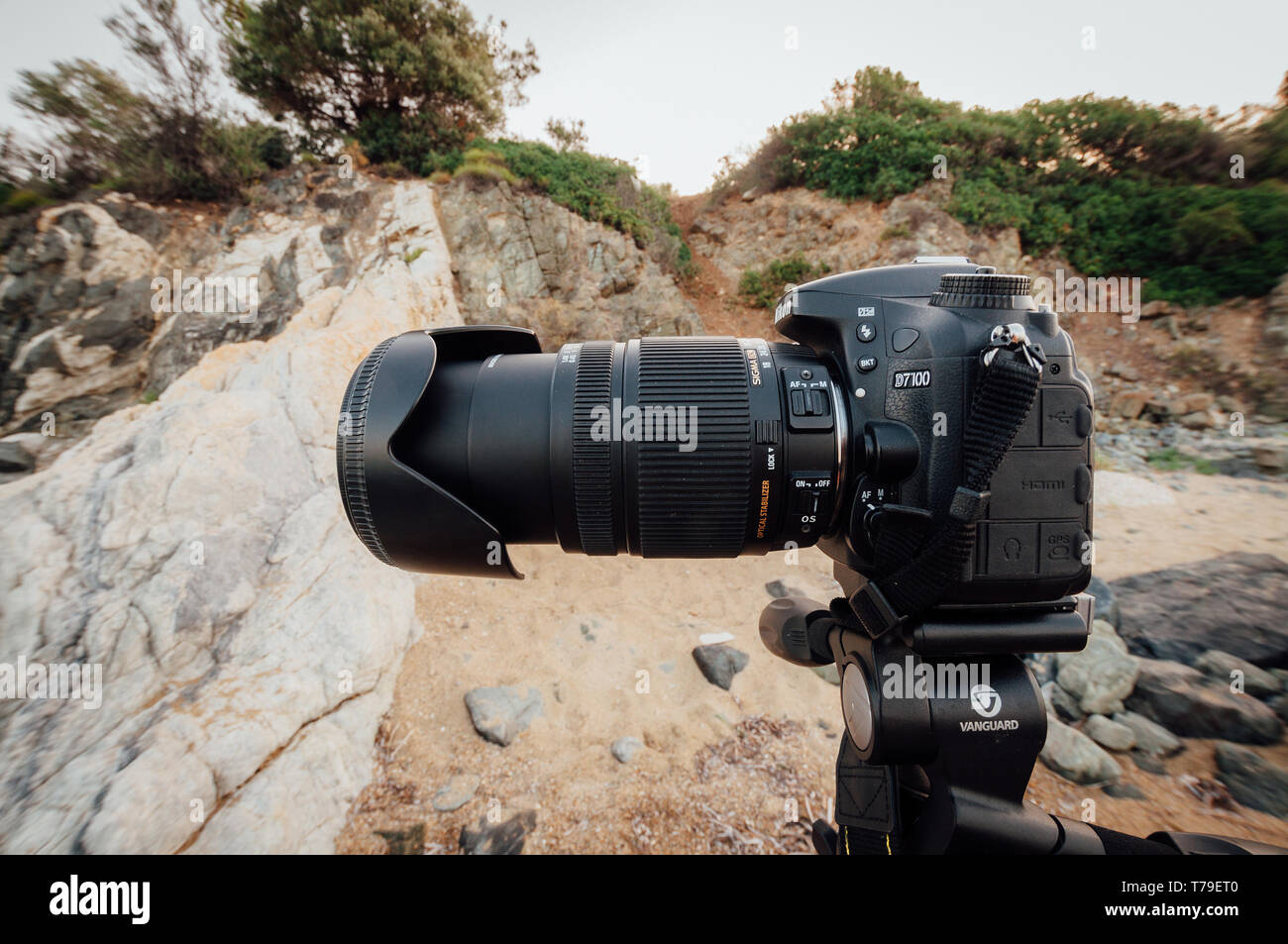 Paralia Gerakinis, Sithonia, Chalkidiki, Griechenland - 29. Juni 2014: Die Nikon D7100 ist auf einem Stativ Vanguard Alta PRO und ein großes tele-objektiv Sigma 1. Stockfoto